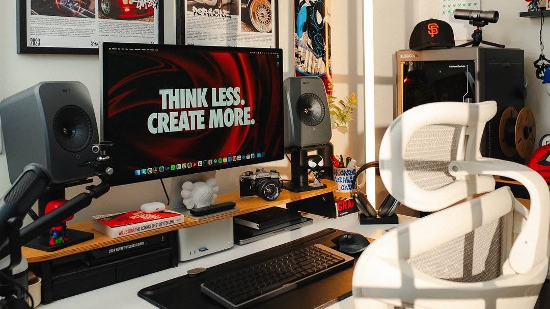 The "phygital" desk: The essential tech stack for a seamless home-to-office