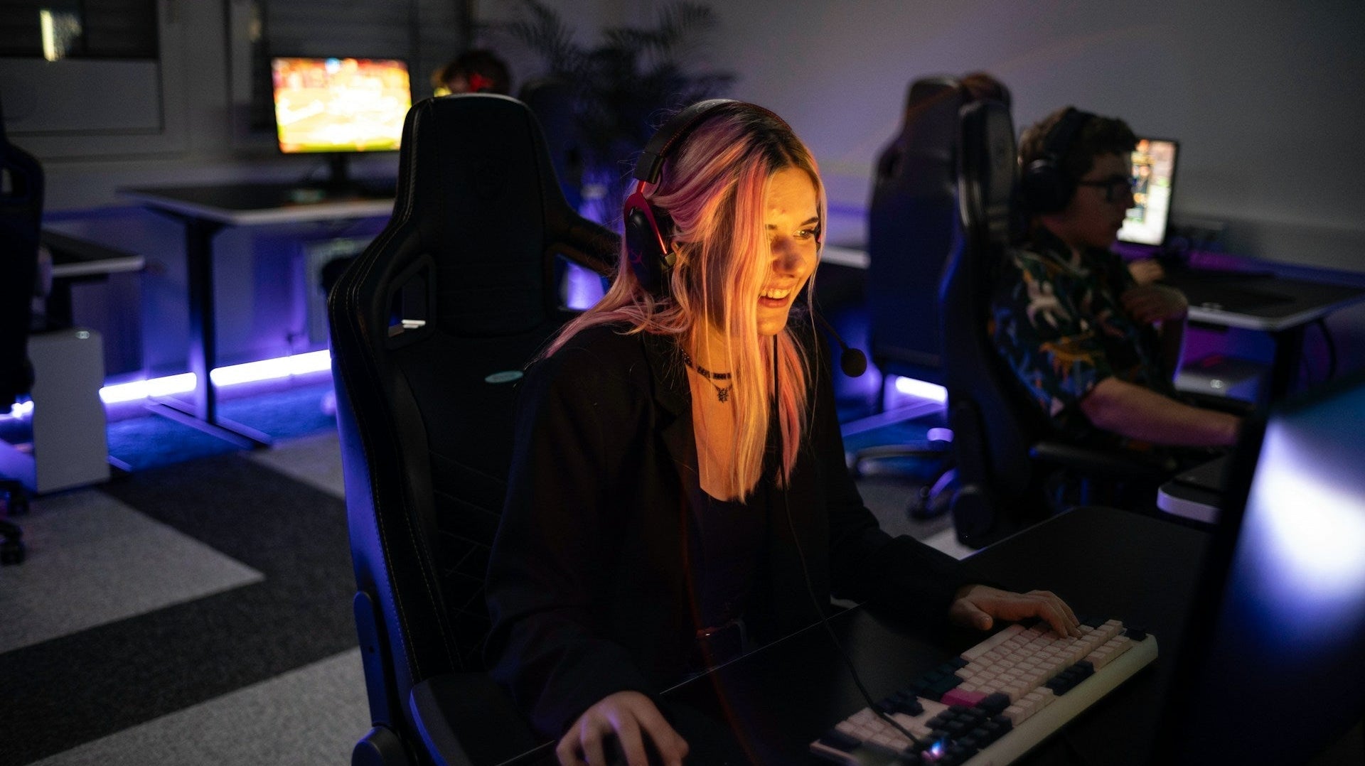 a woman playing pc games gives us an idea how gamers sit. Image by Stefan Gall via www.unsplash.com