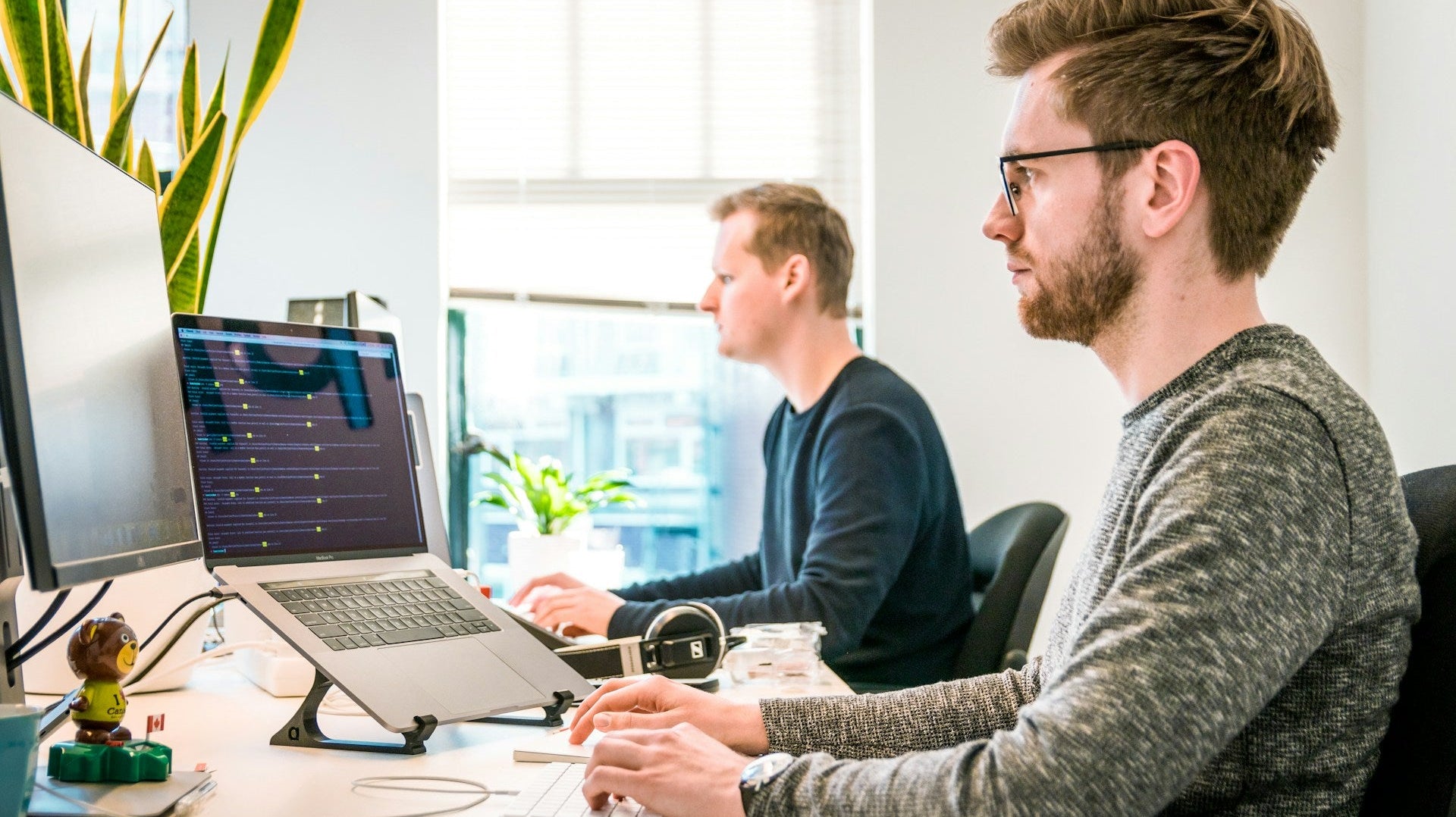How much to set up a company? A man in his computer desk is calculating. Image by Tim van der Kuip via www.unsplash.com