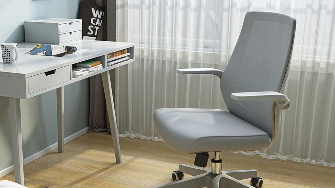 An ergonomic chair in a modern office setting, highlighting the comparison in Ergonomic Chairs vs. Traditional Chairs for comfort, posture support, and workplace efficiency.