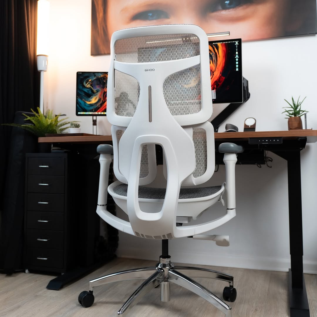 A minimalist gaming setup for PC featuring a white SIHOO chair.