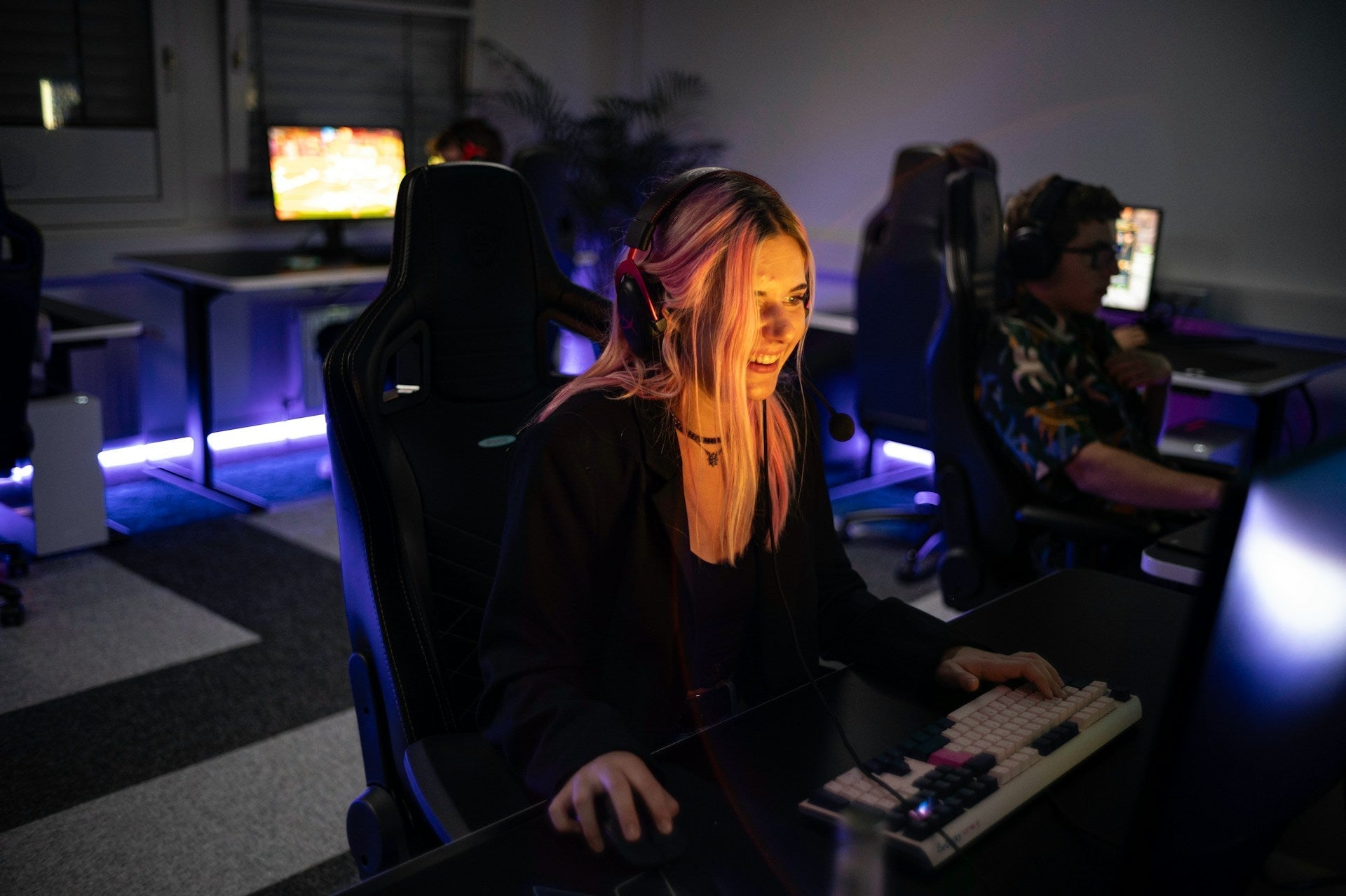 a woman playing pc games gives us an idea how gamers sit. Image by Stefan Gall via www.unsplash.com