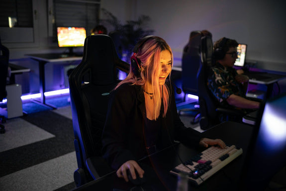 a woman playing pc games gives us an idea how gamers sit. Image by Stefan Gall via www.unsplash.com